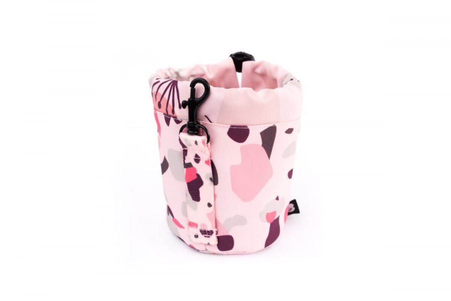 Różowa torebka na smakołyki dla psa na spacer